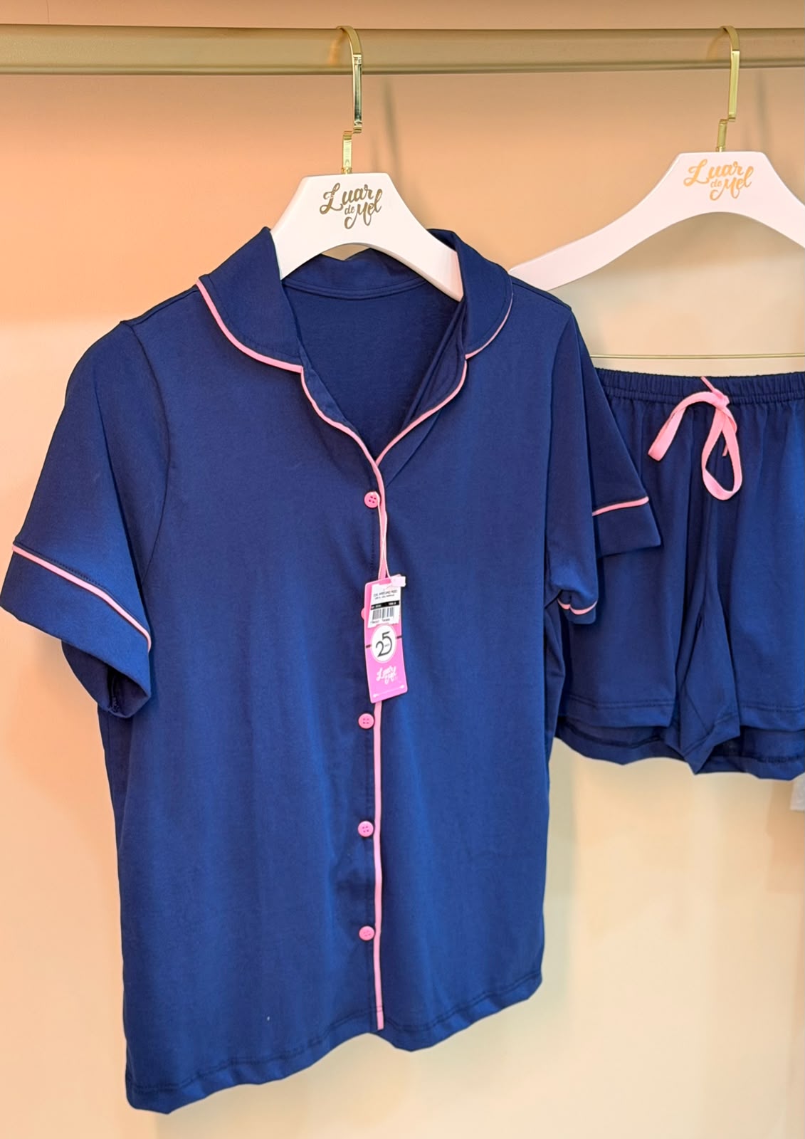 Pijama azul-marinho com friso rosa pendurado em cabide personalizado LUAR DE MEL®
